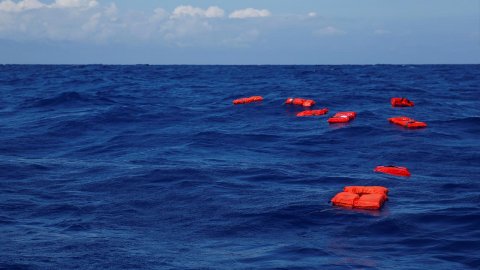 Manş Denizi'nde bir teknenin batması sonucu en az 31 düzensiz göçmen öldü
