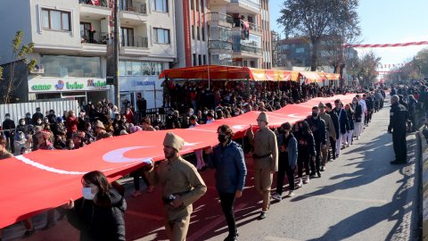 Edirne'de kurtuluş günü kutlaması; 100 metrelik Türk bayrağı taşıdılar