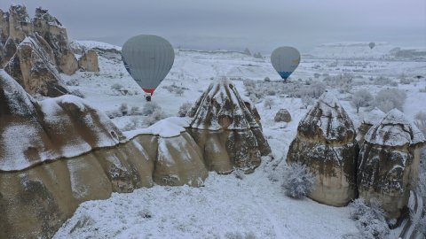  Sıcak hava balonları beyaza bürünen peribacaları üzerinde süzüldü