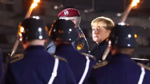 Merkel veda turunda gözyaşlarına hakim olamadı