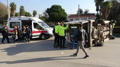 Osmaniye'de yaralı taşıyan ambulans devrildi; 3'ü sağlık çalışanı 4 yaralı