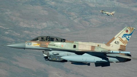 İsrail savaş uçakları Suriye'nin Lazkiye limanını bombaladı