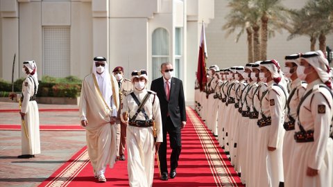 Cumhurbaşkanı Erdoğan, Katar Emiri Şeyh Temim bin Hamed Al Sani tarafından resmi törenle karşılandı
