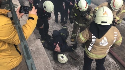 Beyoğlu'nda yanan metruk bina çöktü, itfaiye stajyeri yaralandı 