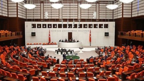 Varlıklarını Türk lirasına dönüştüren kurumlara vergi istisnası getiren kanun teklifi TBMM'de