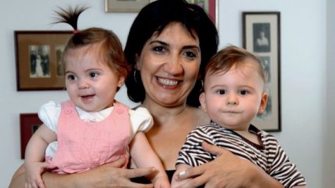 50 yaşında ikiz annesi olan Füsun Demirel'in çocukları büyüdü