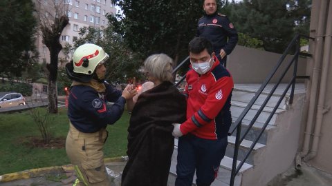 Alevlerin arasında kalan kadını itfaiye kurtardı