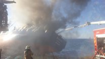 Kartal'da kıyıya vuran hurda gemide yangın
