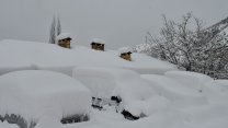 Beytüşşebap’ta evler ve araçlar kar altında kayboldu