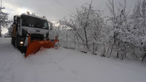 Kartal Belediyesi karla mücadele çalışmalarına 7/24 devam ediyor