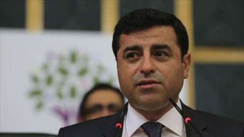 Selahattin Demirtaş'a, Davutoğlu'na hakaretten hapis cezası