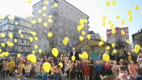 Kartal’da sarı balonlar, kansere dikkat çekmek için gökyüzüne uçtu