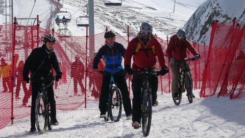 Palandöken'de karda bisiklet sürmenin keyfini yaşadılar