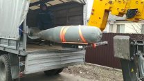Ukrayna'da infilak etmeyen bomba, enkazdan böyle çıkarıldı