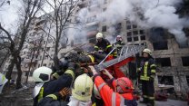 Kiev'de top mermisinin 9 katlı apartmana isabet etmesi sonucu 2 sivil öldü, saldırı sonrası böyle görüntülendi