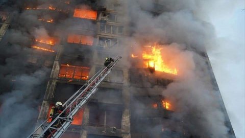 Rusya'nın Kiev'e saldırısında bir apartman daha ağır hasar gördü