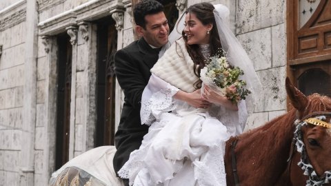 'Aziz' dizisinden sürpriz kareler: "Evleniyorlar!"