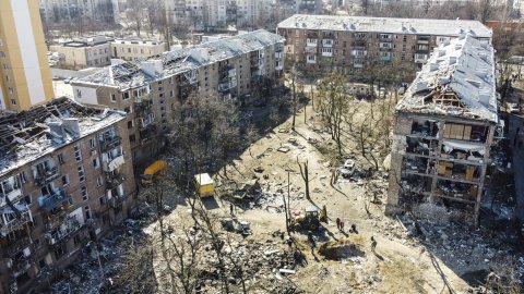 Rus güçleri Kiev’de yine sivil yerleşim bölgesini vurdu
