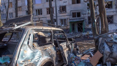 Harkov’da 998’i sivil yaşam alanı olan bina bombalandı