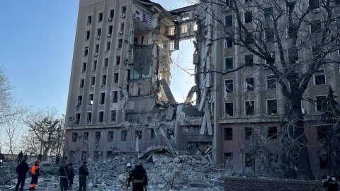 Mykolayiv’de bombardıman sonrası devlet binasının ortasında delik açıldı
