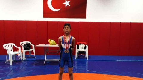 Otomobil lastiği ile antrenman yapan Mustafa, güreşte Türkiye üçüncüsü oldu