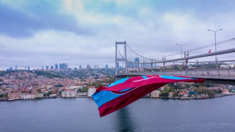 Bordo-mavili bayrak İstanbul Boğazı'nda