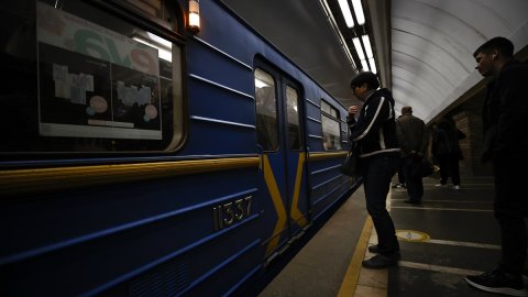 Rus saldırılarında sığınak olarak kullanılan Kiev'deki metrolarda ulaşım yeniden başladı