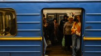 Rus saldırılarında sığınak olarak kullanılan Kiev'deki metrolarda ulaşım yeniden başladı