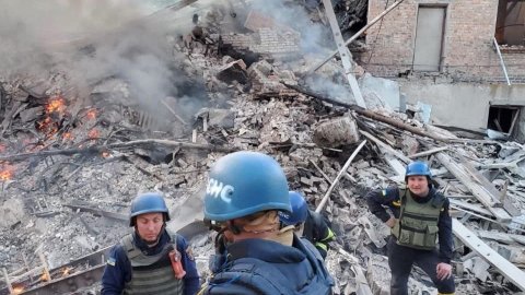 Luhansk’ta bombalanan okulda 60 kişi enkaz altında kaldı