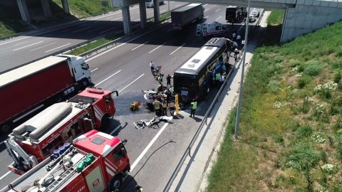 Tuzla'da otobüse çarpan otomobildeki anne öldü, baba ve çocuk yaralandı
