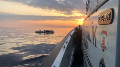 İzmir açıklarında 52 düzensiz göçmen kurtarıldı