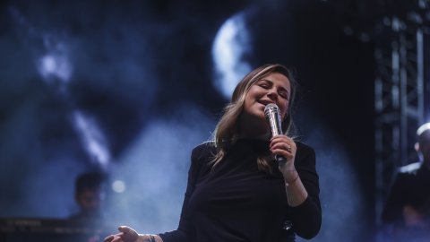 Merve Özbey, Ankara'da 19 Mayıs konseri verdi
