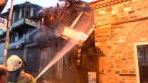 Bursa'daki yangında 110 yıllık ahşap bina çöktü