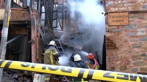 Bursa'daki yangında 110 yıllık ahşap bina çöktü