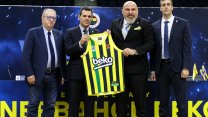Fenerbahçe Beko'da baş antrenörlüğe getirilen Itoudis için imza töreni düzenlendi