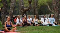 Konyaaltı'nda "Barışa evet" sloganıyla yoga yaptılar