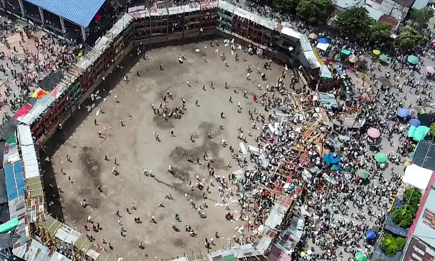 Kolombiya'da boğa güreşi festivalinde tribün çöktü