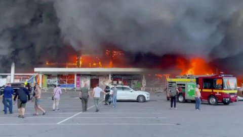 Rus güçleri, Ukrayna'da alışveriş merkezini vurdu!
