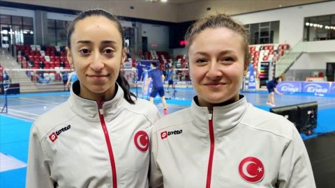 Akdeniz Oyunları'nda milli badmintoncular Nazlıcan İnci ile Bengisu Erçetin, çift kadınlarda altın madalya kazandı