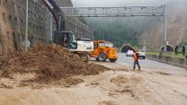 Bolu Dağı'nda toprak kayması: İstanbul yönü ulaşıma kapandı!