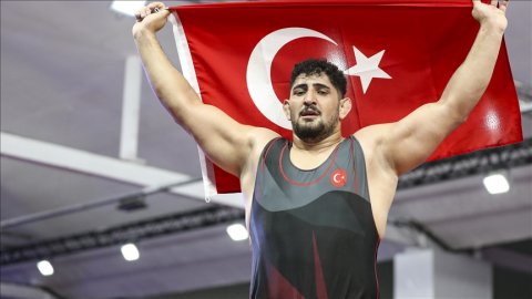 19. Akdeniz Oyunları'nda milli güreşçi Osman Yıldırım altın madalya kazandı