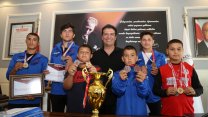 Döşemealtı Belediye Başkanı Turgay Genç şampiyon güreşçileri ağırladı