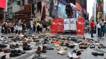 New York'un Times Meydanı'na 15 Temmuz şehitleri anısına 251 çift ayakkabı konuldu