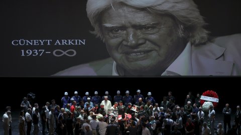 Usta sanatçı Cüneyt Arkın'ın cenazesi, Taksim Atatürk Kültür Merkezi'nde