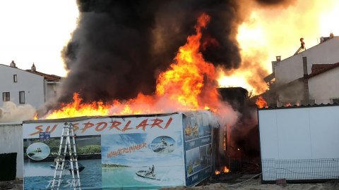 Keşan'da, işçilerin kaldığı konteynerlerde çıkan yangın korkuttu