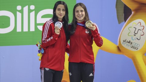 Kadınlar 800 metre serbestte milli yüzücüler Merve Tuncel altın, Deniz Ertan gümüş madalya kazandı
