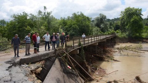 Çatak Köprüsü selde yıkıldı, köylere ulaşım alternatif yollardan sağlanıyor