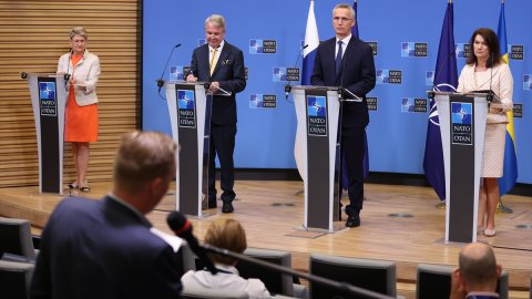 İsveç ve Finlandiya'nın NATO'ya katılım protokolleri imzalandı