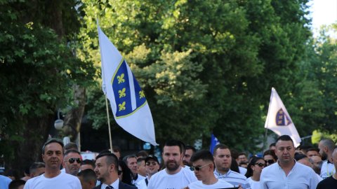 Srebrenitsa soykırımı kurbanları Kuzey Makedonya'da gözyaşları içerisinde anıldı  