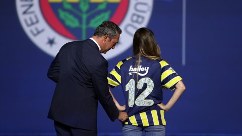 Fenerbahçe yeni sezonda giyeceği formalarını başkan Ali Koç'un katılımıyla tanıttı